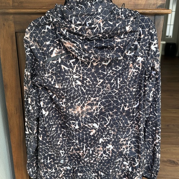 Lululemon size 6 windbreaker jacket - Picture 2 of 3
